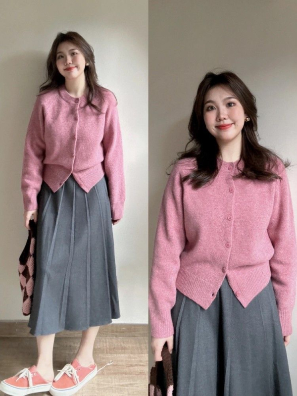 Dvojdielny set: pletený kardigán a plisovaná sukňa s vysokým pásom — dlhá sukňa, dlhé rukávy, zmes bavlny a polyesteru, technika koláž/spojovanie, jar 2025.