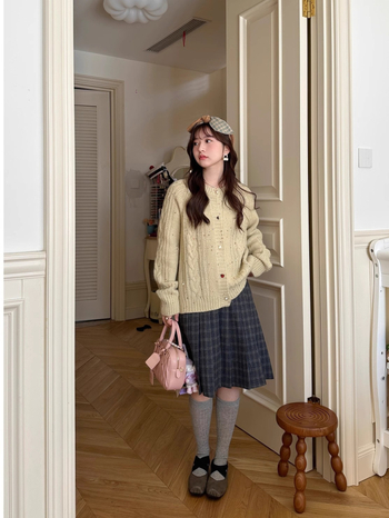 Plisovaná sukňa A-línia, geometrický vzor, stredná dĺžka, panelové spracovanie s čipkou, polyester