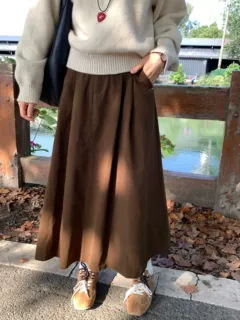 A-linije midi plisirana suknja, prilagođena krušnoj figuri, mikroelastična pamuk-vuna smjesa, zimski 2025, casual stil