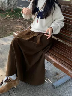 A-linije midi plisirana suknja, prilagođena krušnoj figuri, mikroelastična pamuk-vuna smjesa, zimski 2025, casual stil