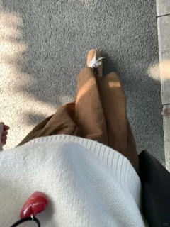 A-linije midi plisirana suknja, prilagođena krušnoj figuri, mikroelastična pamuk-vuna smjesa, zimski 2025, casual stil