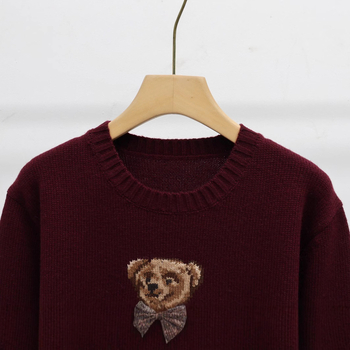 Pulover od vune s vezom malog medvjedića, okrugli izrez, udoban kroj, dugi rukavi