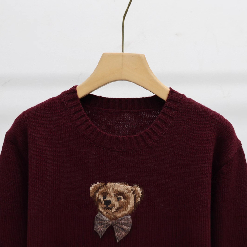 Pulover od vune s vezom malog medvjedića, okrugli izrez, udoban kroj, dugi rukavi