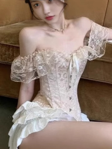 Čipkasti bustier top, tubasti kroj, uska silueta, kratka duljina 40–50 cm, dijeljeni uzorak