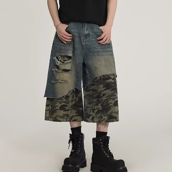 Muške traper kratke hlače s vintage pranjem, camouflage patchwork, poderani detalji, slobodan kroj, srednji porast struka