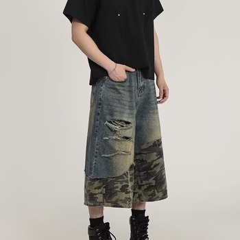 Muške traper kratke hlače s vintage pranjem, camouflage patchwork, poderani detalji, slobodan kroj, srednji porast struka