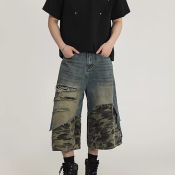 Muške traper kratke hlače s vintage pranjem, camouflage patchwork, poderani detalji, slobodan kroj, srednji porast struka