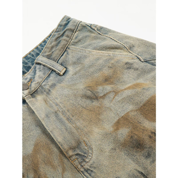 Denim kratke hlače, slobodan kroj, kratka dužina, srednji pojas, zatvaranje na gumbe.