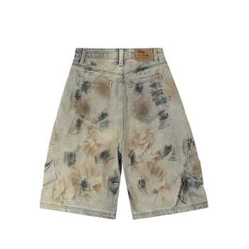 Denim kratke hlače, slobodan kroj, kratka dužina, srednji pojas, zatvaranje na gumbe.