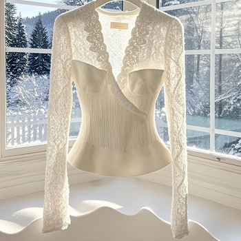 Top din dantelă cu glugă, decolteu în V, mâneci lungi, croială slim, 70–80% poliester