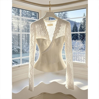 Top din dantelă cu glugă, decolteu în V, mâneci lungi, croială slim, 70–80% poliester