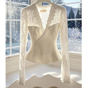 Top din dantelă cu glugă, decolteu în V, mâneci lungi, croială slim, 70–80% poliester