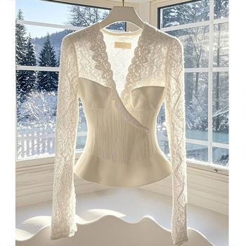 Top din dantelă cu glugă, decolteu în V, mâneci lungi, croială slim, 70–80% poliester