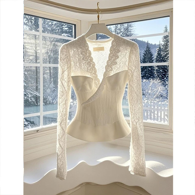Top din dantelă cu glugă, decolteu în V, mâneci lungi, croială slim, 70–80% poliester
