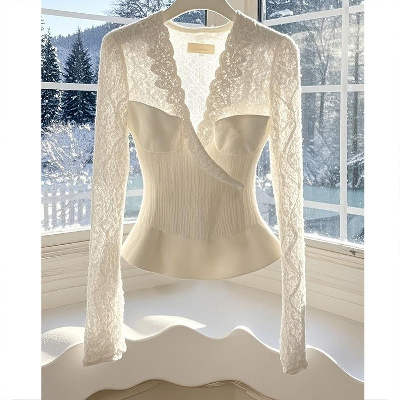 Top din dantelă cu glugă, decolteu în V, mâneci lungi, croială slim, 70–80% poliester