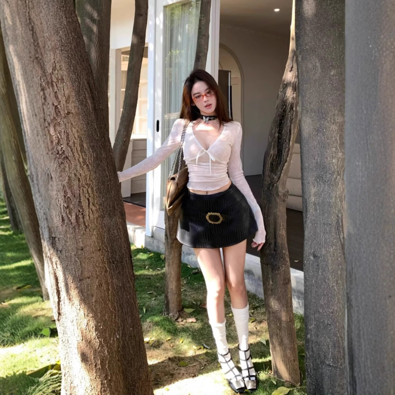 Tricou din poliester cu decolteu în V, mâneci lungi, model abstract și dantelă