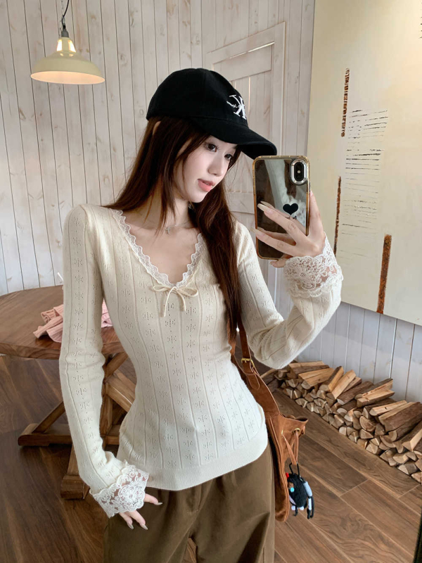 Pulover tricotat cu dantelă, glugă, decolteu în V, mâneci lungi, model papion, talie definită, poliester