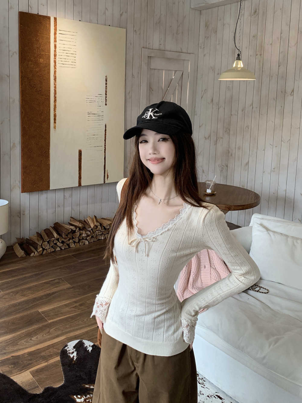 Pulover tricotat cu dantelă, glugă, decolteu în V, mâneci lungi, model papion, talie definită, poliester