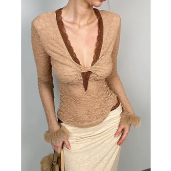 Pulover tricotat cu insertii dantelate si mansete din blana, cu glugă, decolteu în V, croială slim, mâneci lungi