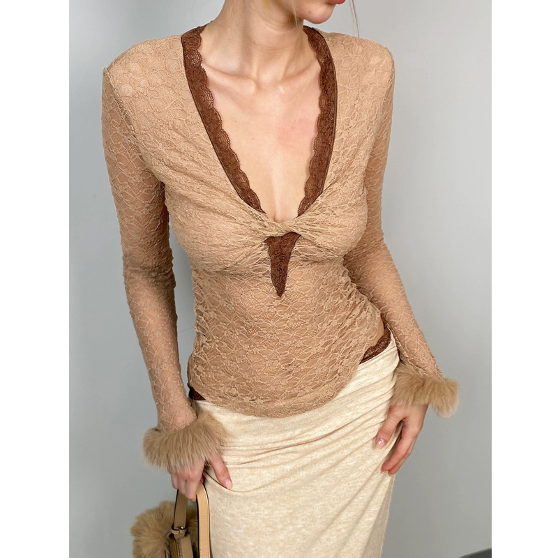 Pulover tricotat cu insertii dantelate si mansete din blana, cu glugă, decolteu în V, croială slim, mâneci lungi