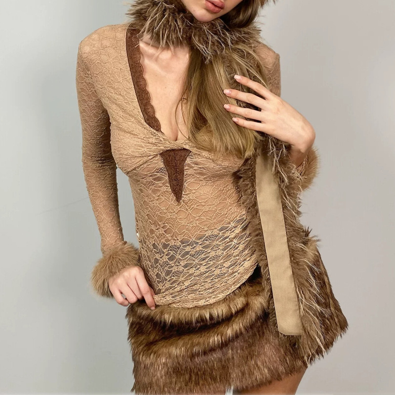 Pulover tricotat cu insertii dantelate si mansete din blana, cu glugă, decolteu în V, croială slim, mâneci lungi