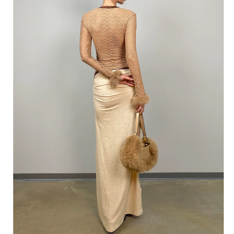 Pulover tricotat cu insertii dantelate si mansete din blana, cu glugă, decolteu în V, croială slim, mâneci lungi