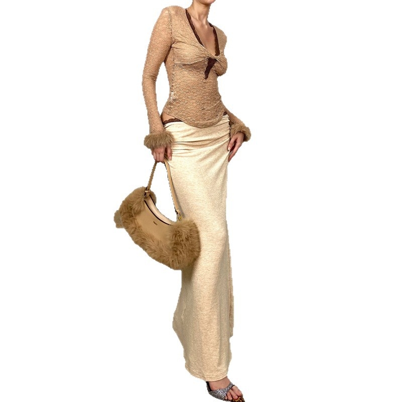 Pulover tricotat cu insertii dantelate si mansete din blana, cu glugă, decolteu în V, croială slim, mâneci lungi