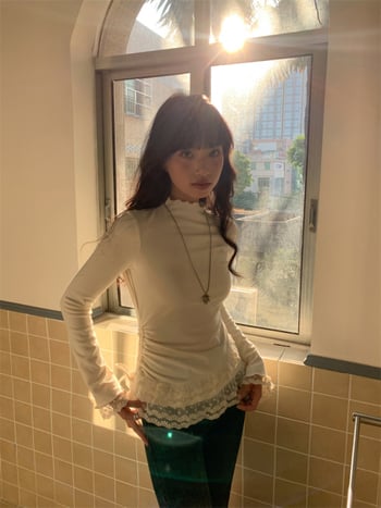 Tricou damă cu mânecă lungă, guler semi-turtleneck, croială liberă, țesătură viscose, broderie