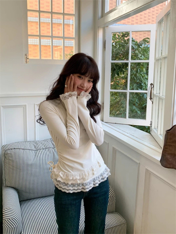 Tricou damă cu mânecă lungă, guler semi-turtleneck, croială liberă, țesătură viscose, broderie