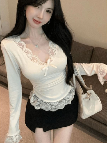 Tricou slim-fit, poliester 90–95%, mâneci lungi, decolteu în V, culoare solidă cu detaliu de cusătură