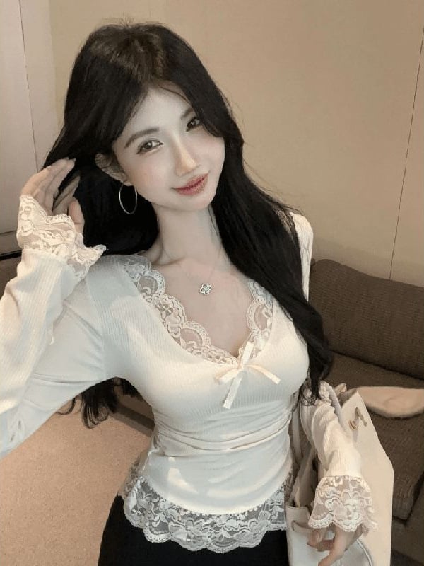 Tricou slim-fit, poliester 90–95%, mâneci lungi, decolteu în V, culoare solidă cu detaliu de cusătură