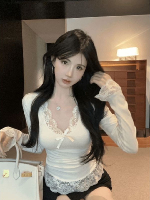 Tricou slim-fit, poliester 90–95%, mâneci lungi, decolteu în V, culoare solidă cu detaliu de cusătură