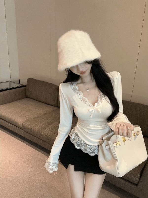 Tricou slim-fit, poliester 90–95%, mâneci lungi, decolteu în V, culoare solidă cu detaliu de cusătură