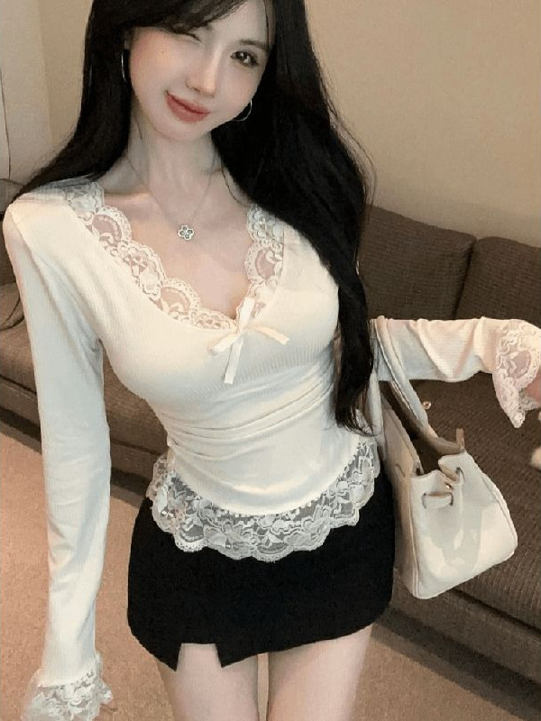 Tricou slim-fit, poliester 90–95%, mâneci lungi, decolteu în V, culoare solidă cu detaliu de cusătură