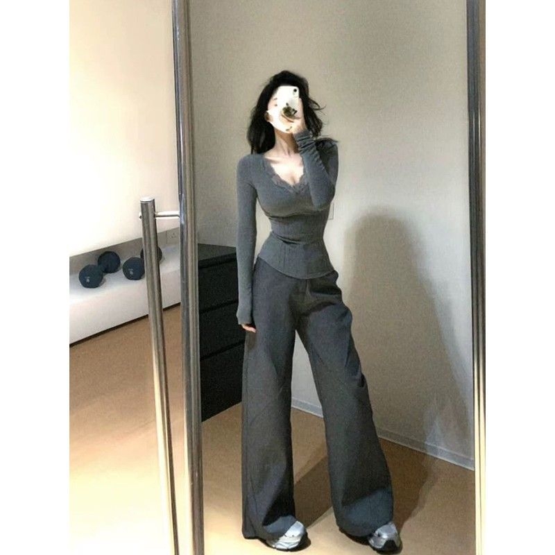 Tricou cu decolteu în V, broderie, croială oversize, viscoză - primăvara 2025