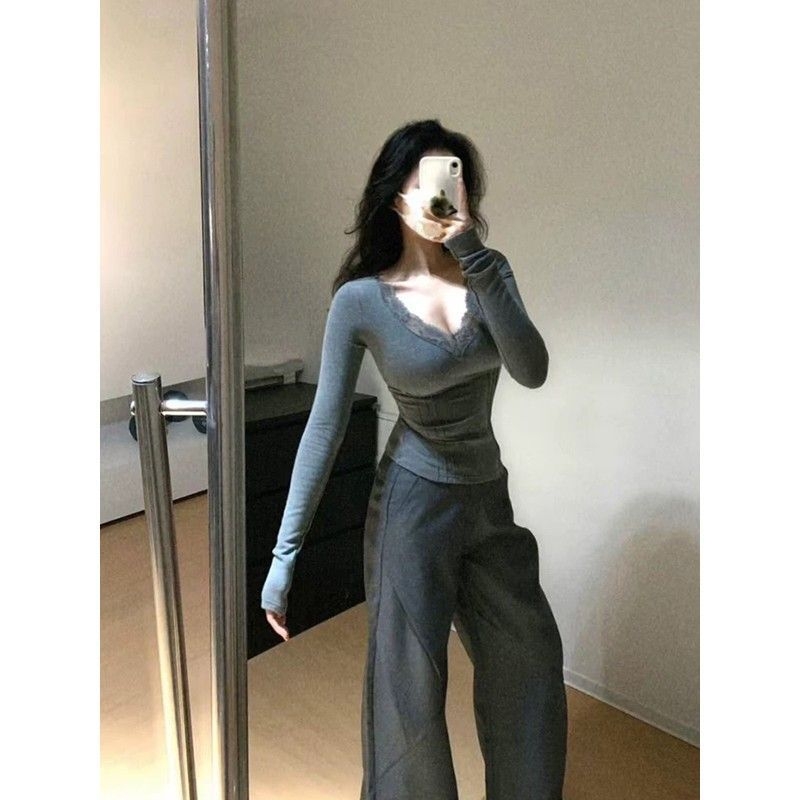 Tricou cu decolteu în V, broderie, croială oversize, viscoză - primăvara 2025