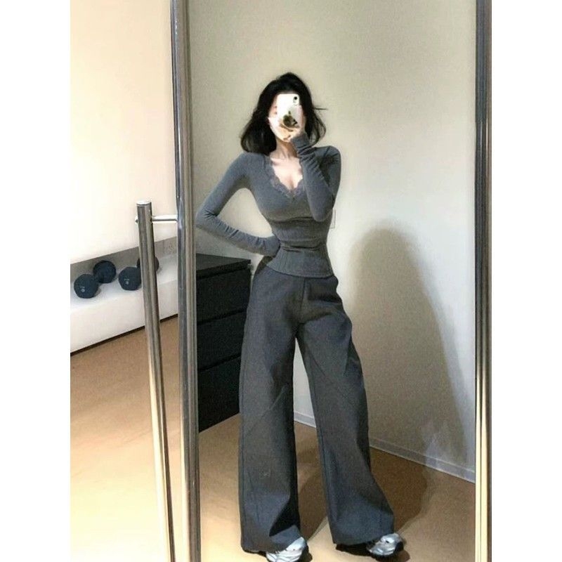 Tricou cu decolteu în V, broderie, croială oversize, viscoză - primăvara 2025