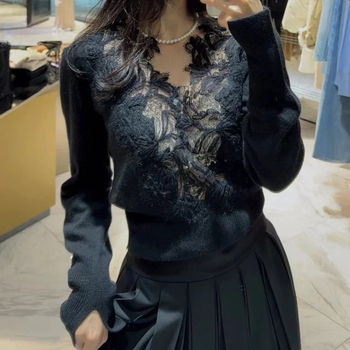 Pulover tricotat din lână și cașmir, decolteu în V, mâneci lungi, croială slim, broderie