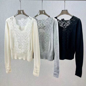 Pulover tricotat din lână și cașmir, decolteu în V, mâneci lungi, croială slim, broderie