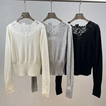 Pulover tricotat din lână și cașmir, decolteu în V, mâneci lungi, croială slim, broderie