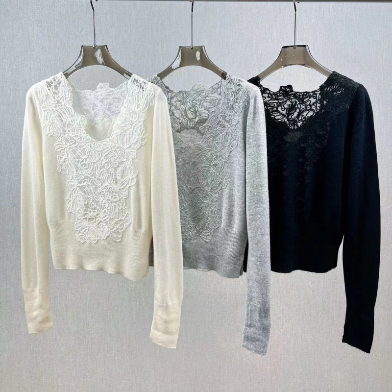 Pulover tricotat din lână și cașmir, decolteu în V, mâneci lungi, croială slim, broderie