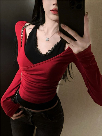 Tricou damă cu mâneci lungi, decolteu în V și inserție din dantelă, croială Slim (Material poliester; Amestec Spandex; Mâneci lungi; Guler V; Inserție dantelă)