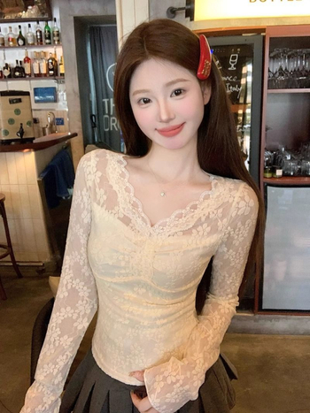 Top dantelat cu căptușeală de catifea, decolteu în V, mâneci lungi, lungime ultra-scurtă, poliester