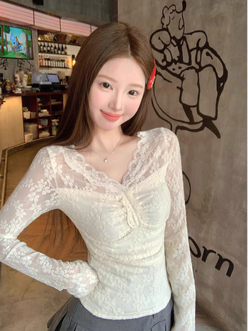 Top dantelat cu căptușeală de catifea, decolteu în V, mâneci lungi, lungime ultra-scurtă, poliester