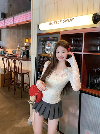 Top dantelat cu căptușeală de catifea, decolteu în V, mâneci lungi, lungime ultra-scurtă, poliester