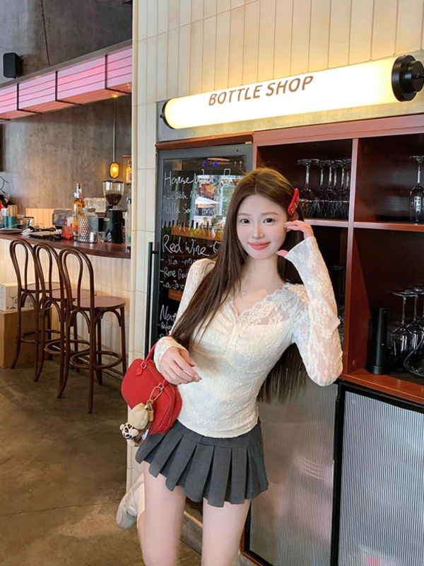 Top dantelat cu căptușeală de catifea, decolteu în V, mâneci lungi, lungime ultra-scurtă, poliester