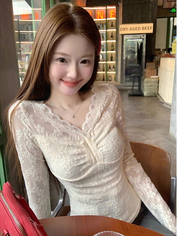 Top dantelat cu căptușeală de catifea, decolteu în V, mâneci lungi, lungime ultra-scurtă, poliester