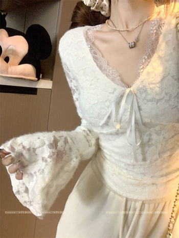 Pulover tricotat cu decolteu în V, dantelă croșetată, mâneci lungi evazate, căptușit cu fleece, gros