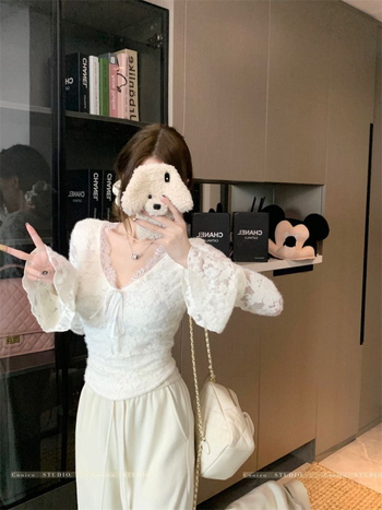 Pulover tricotat cu decolteu în V, dantelă croșetată, mâneci lungi evazate, căptușit cu fleece, gros