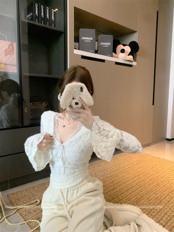 Pulover tricotat cu decolteu în V, dantelă croșetată, mâneci lungi evazate, căptușit cu fleece, gros